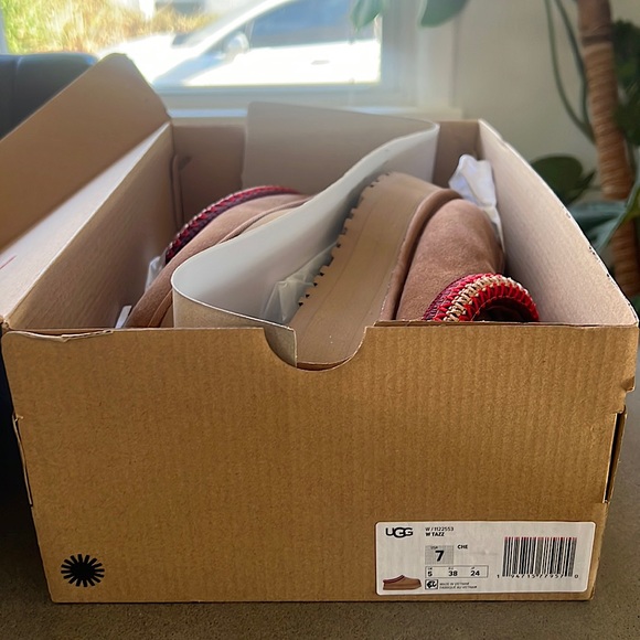 UGG TAZZ Slippers Size: 7 Color: Chestnut BRAND NEW - Picture 4 of 4
